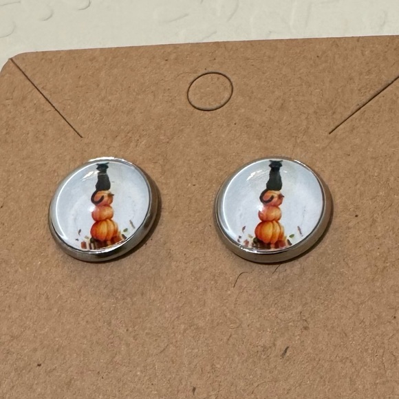 ❄️ SALE! Black Cat & Autumn Pumpkins Stud Earrings Glass & Metal BRAND NEW - Picture 1 of 9